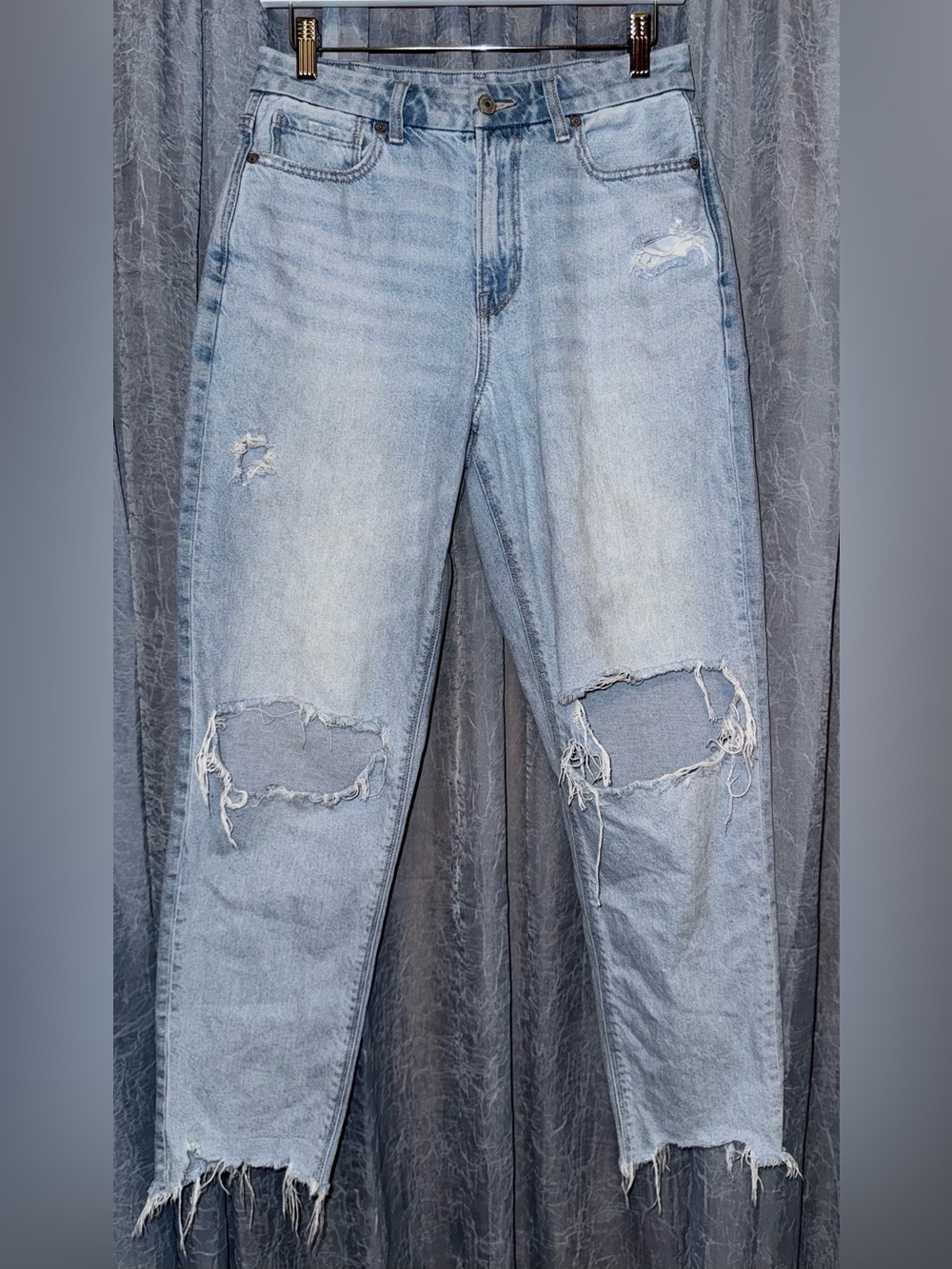 American Eagle Light Wash Distressed Mom Jeans Relaxed Fit Size 6